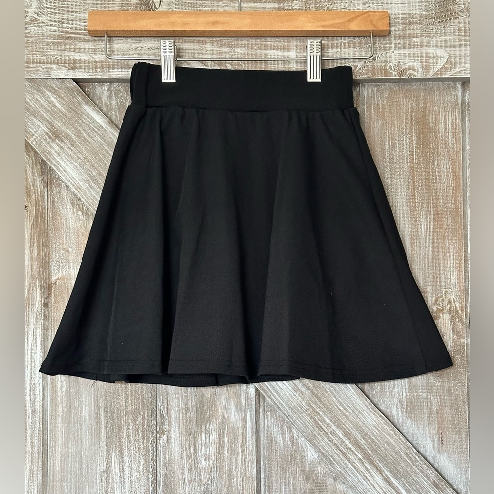 JOLIE & JOY BLACK SKATER SKORT
SIZE: GIRLS SMALL